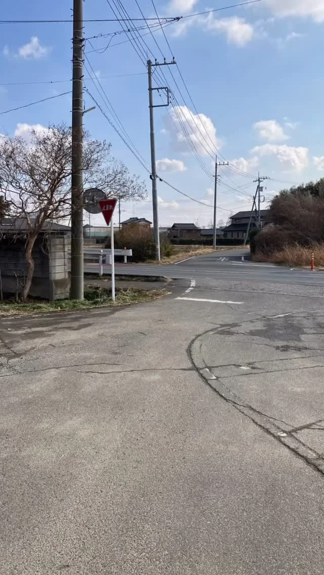地域の方から、危険な交差点があるとのこと。

県道に当たる前に２つの道路が合流する場所で、白線やポールが無くなり、どちらが優先か分からない状況でした。
また、子どもたちが渡る横断歩道もあり、事故を防ぐためにも、急いで修復を市へお願いしました。

すぐに対応していただき、ありがとうございました！

引き続き、相棒（原付）と地域を巡ります。

#ズーマー市議 #原付市議 #ズーマー #zoomer #加須市
